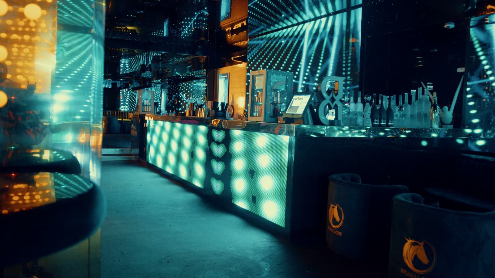 Lange Bar mit Lichtpunkten
