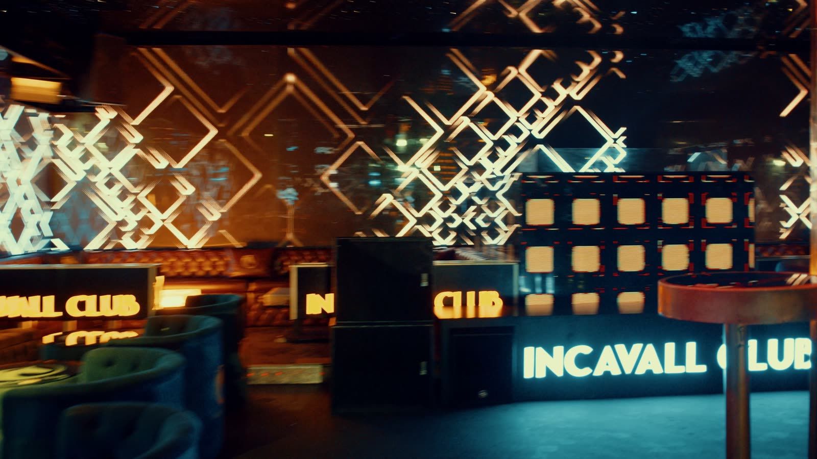 LED-Rautenwände und Bar im Incavall Club