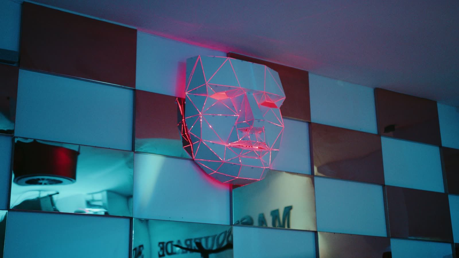 Spiegelwand mit Maske