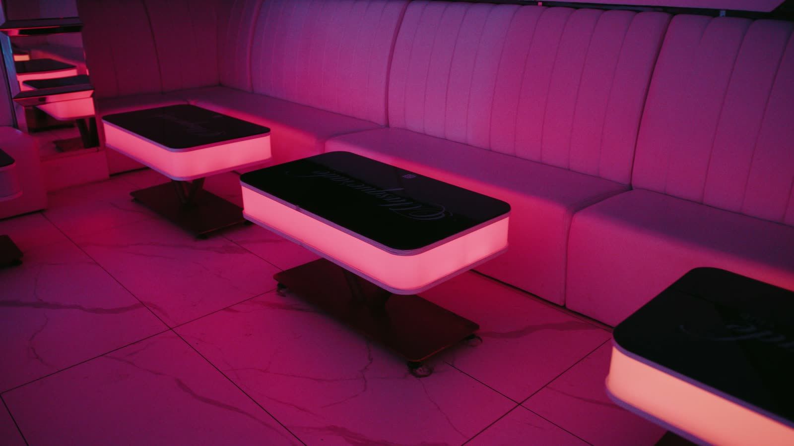 Leuchtende Lounge-Tische in Pink