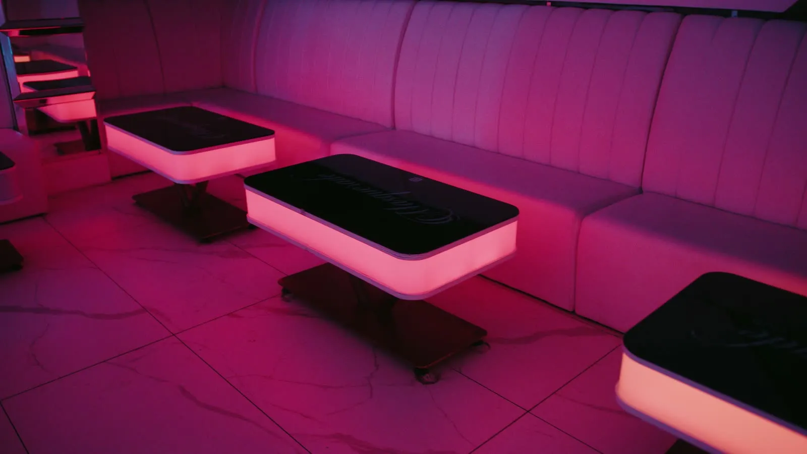 Leuchtende Lounge-Tische in Pink
