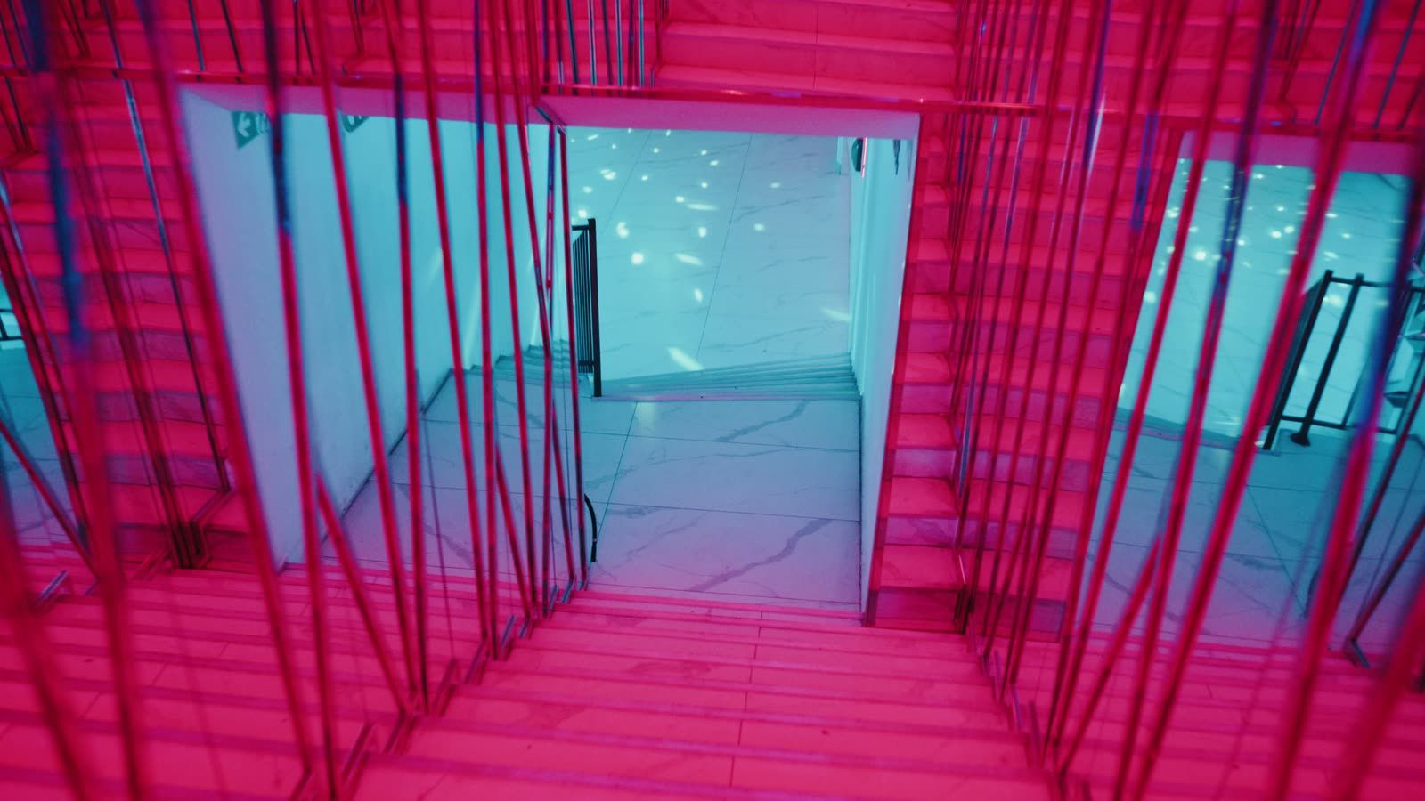 Treppe nach unten in rotem Licht