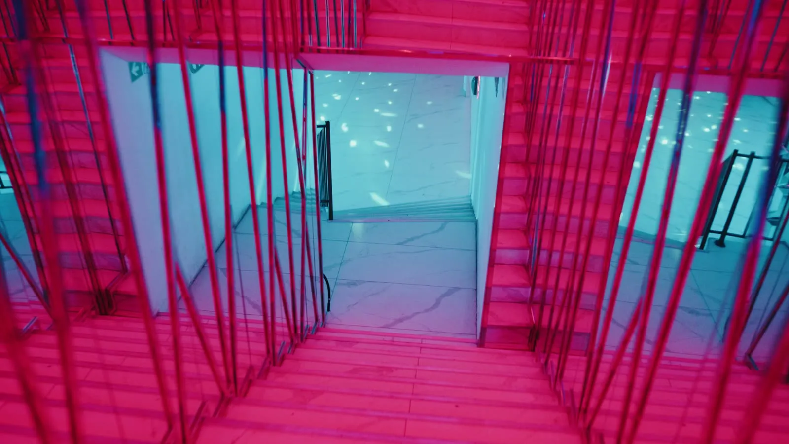 Treppe nach unten in rotem Licht