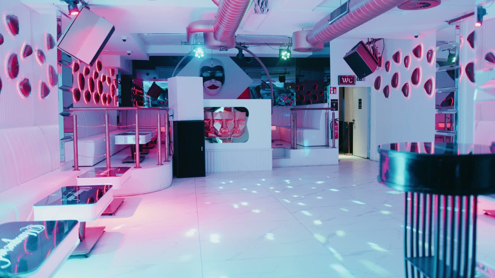 Weißer Raum mit ovalen Lichtöffnungen in Pink